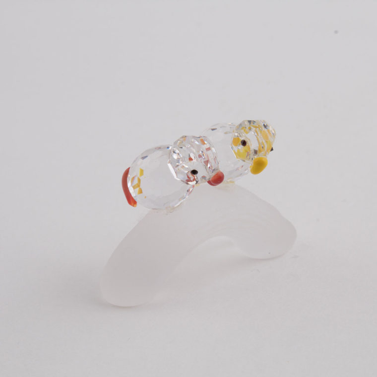 Dva papoušci na větvi. Křišťálová figurka jako dárek./https://www.crystalgift.cz/