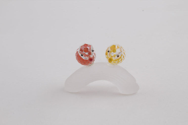 Dva papoušci na větvi. Křišťálová figurka jako dárek./https://www.crystalgift.cz/